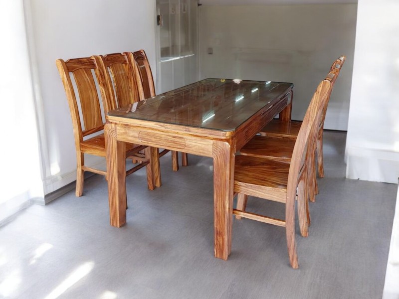 Bàn ăn hiện đại