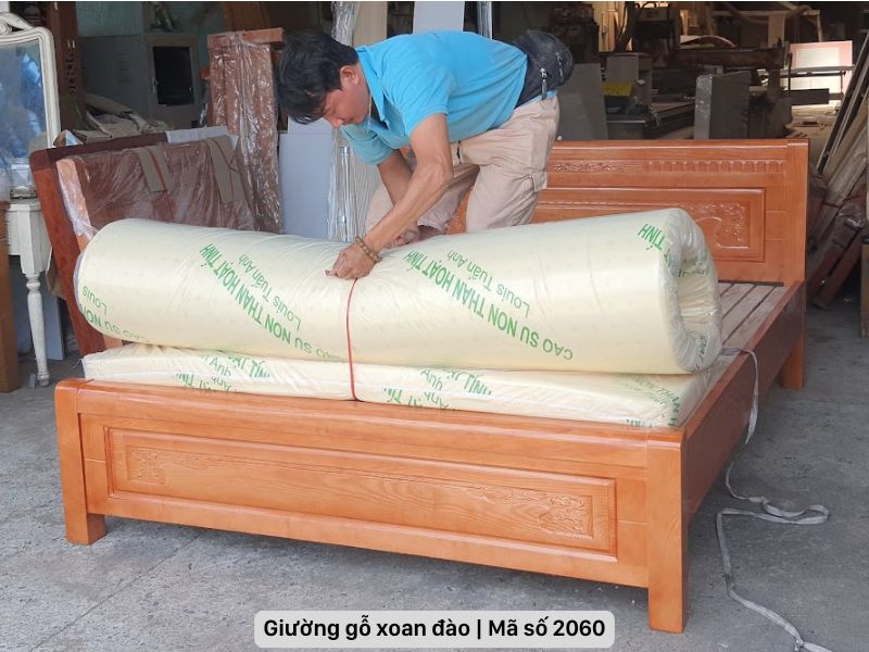 Giường gỗ xoan đào