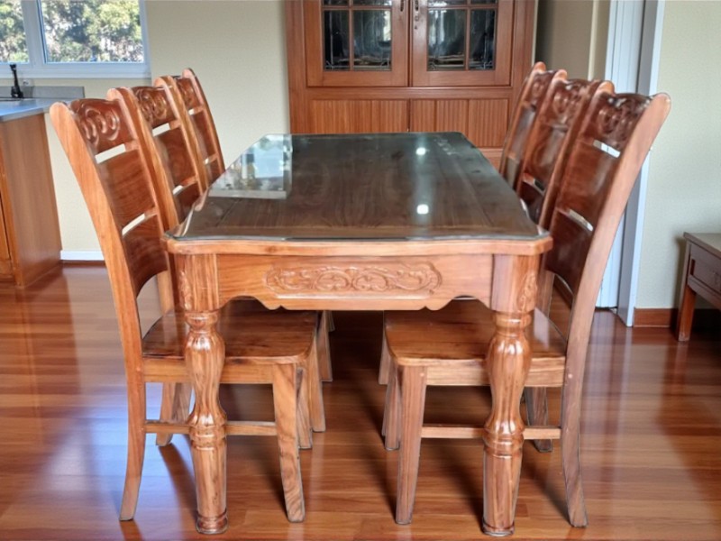 Bộ Bàn Ghế Ăn Gỗ Hương Xám Với Không Gian Phòng Ăn