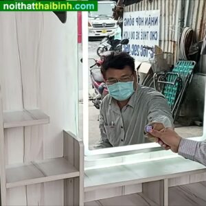 ban trang diem kinh co den cam u