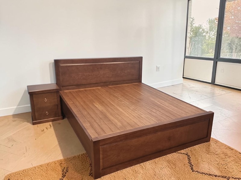 Kiểm tra độ hoàn thiện giường gỗ sồi tại quận 7