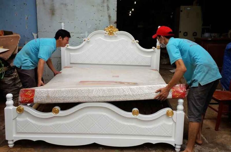 Giường ngủ dát vàng hoa văn MS 8992 Giá 1m8 : 11.500.000