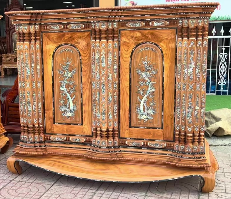 Chi tiết chạm khắc trên tủ thờ tam cấp cao cấp