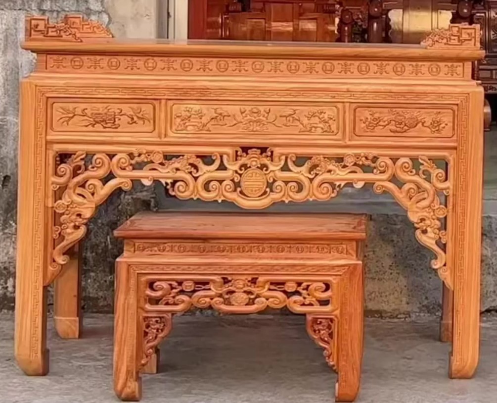 Tủ thờ tam cấp tự nhiên màu nâu trầm ấm trang nghiêm
