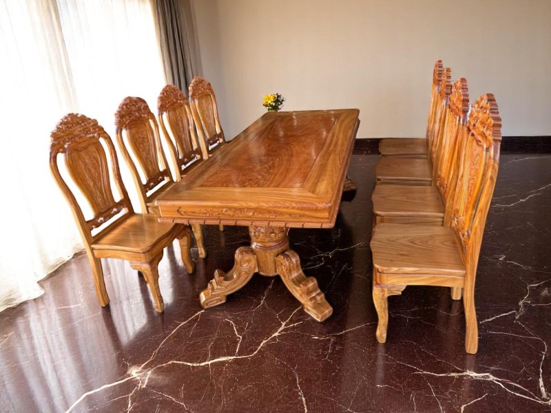 Cửa hàng bàn ăn gỗ ở Quận 3