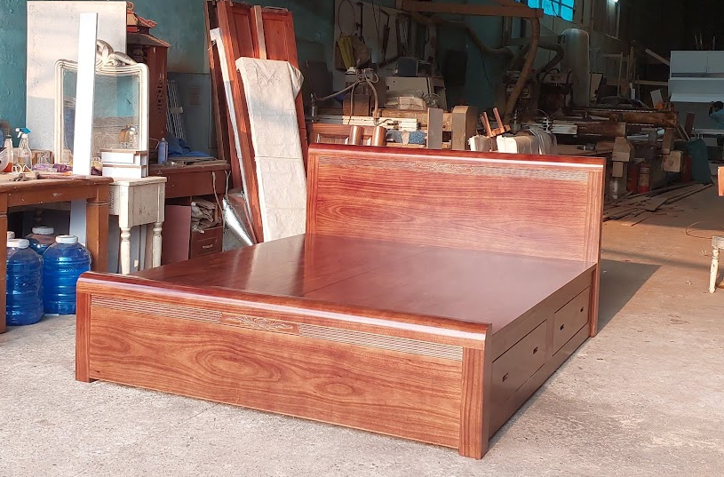 Giường ngủ đặt ngang cửa ra vào