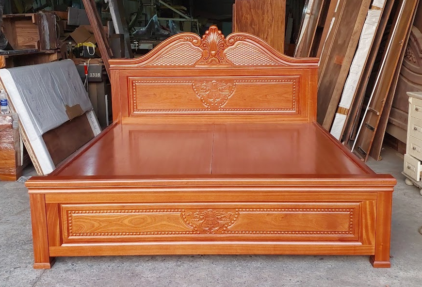 Giường ngủ đặt ngang cửa ra vào