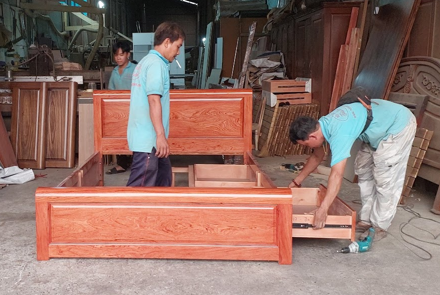 Giường ngủ đặt ngang cửa ra vào