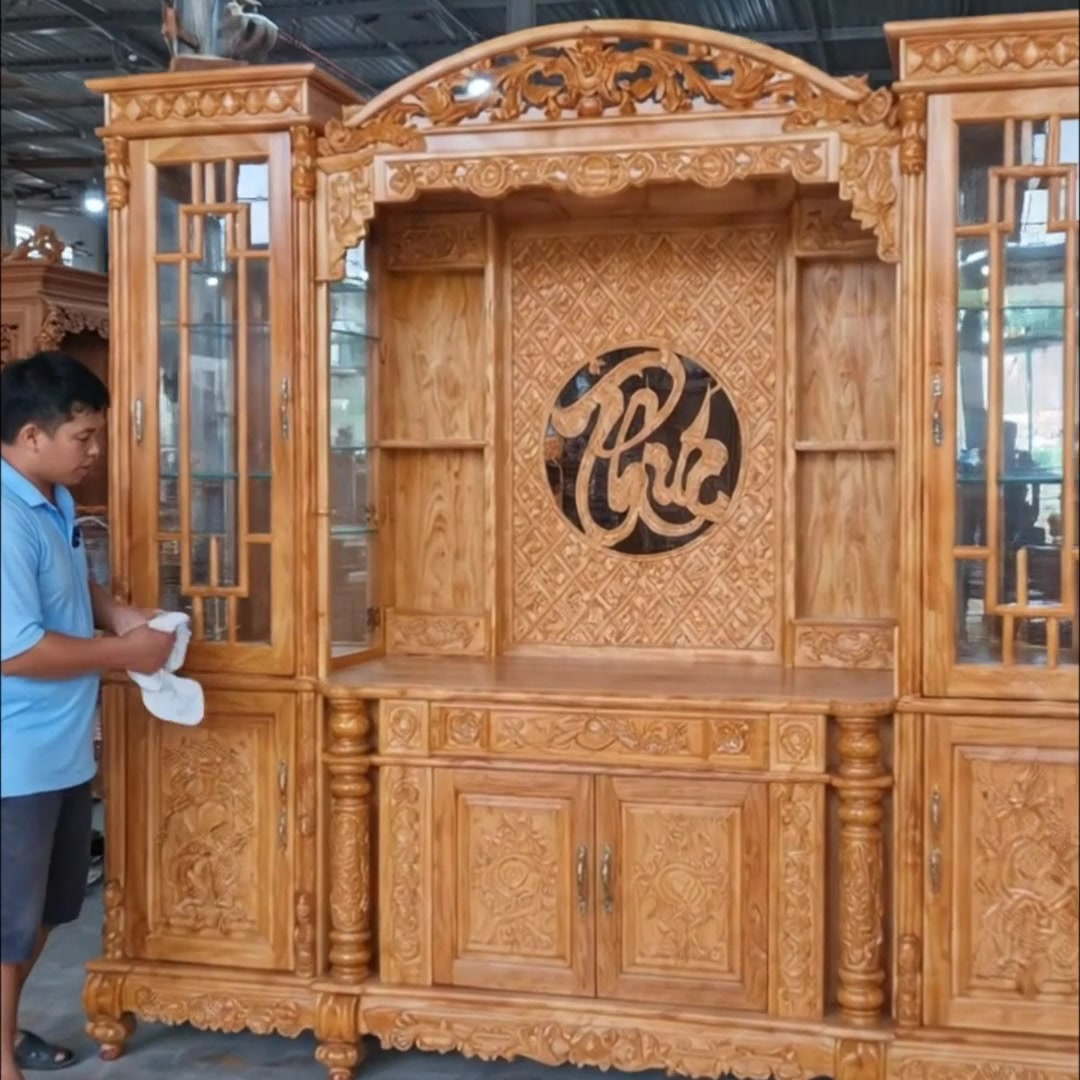Quy trình sản xuất tủ thờ gỗ chạm khắc đẹp từ xưởng đến nhà khách 5 Khoang giữa nổi bật với tấm hậu trang trí