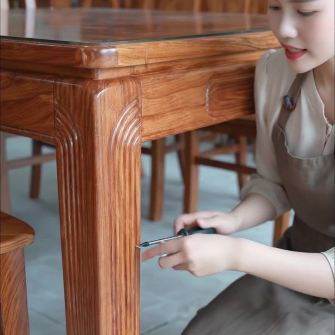5 Cách Phục Hồi Bàn Ăn Cũ Tại Nhà Tiết Kiệm Chi Phí 5 Sửa Chân Bàn, Siết Chặt Mối Nối Và Kiểm Tra Độ Chắc Chắn